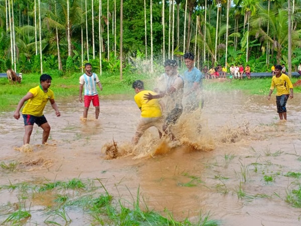 മത്സരം ഫാൻസുകാർ തമ്മിൽ 