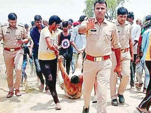 അക്രമികള്‍ക്കൊപ്പം മൗനം പാലിച്ച പോലീസ്