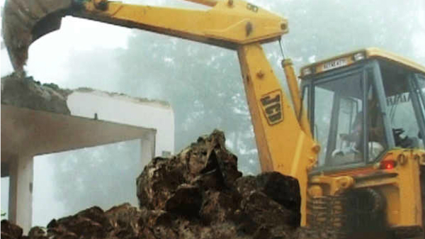 മണ്ണിളകി