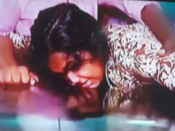 അവളുടെ കണ്ണുനീർ