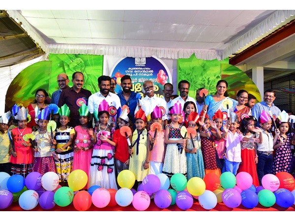  ഘോഷയാത്രയില്‍ നാടാകെ