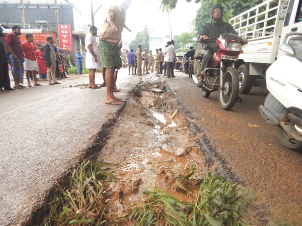 നടക്കാൻ പോലും സൗകര്യമില്ലാത്ത റോഡുകൾ 