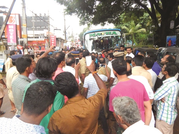 പോലീസ്‌ സ്‌റ്റേഷന്‍ മാര്‍ച്ച്‌