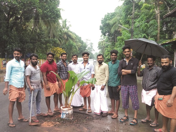 തകര്‍ന്ന റോഡില്‍ `വാഴ' നട്ടു 