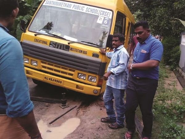 ബസ്‌ വീണതിനെ ചൊല്ലി സംഘര്‍ഷാവസ്‌ഥ