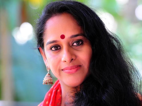 തന്റെ കാബിന് മുന്നിലൂടെ