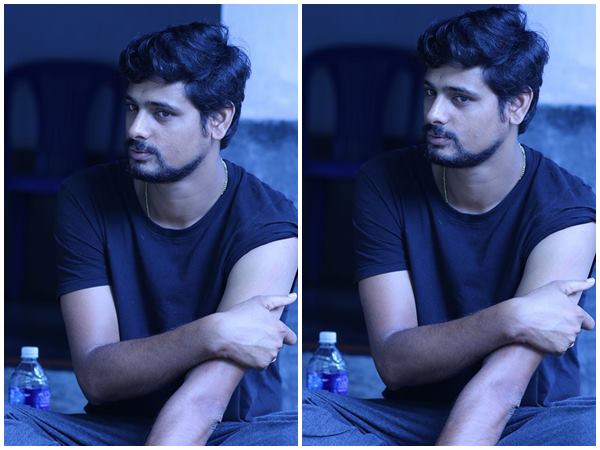 തുടയിൽ കൈ വെച്ചു