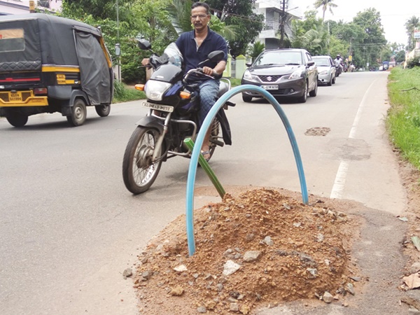അപകട കെണിയായി കേബിളുകള്‍ 