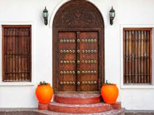 പ്രധാന വാതില്‍ ഇരുപാളികളായി ഉള്ളിലേയ്ക്കു തുറക്കാം