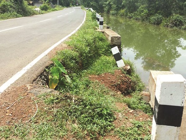 കൊടുങ്ങല്ലൂര്‍-നെടുമ്പാശ്ശേരി എയര്‍പോര്‍ട്ട്‌ റോഡ്‌ ഭിത്തി തകര്‍ന്നു 