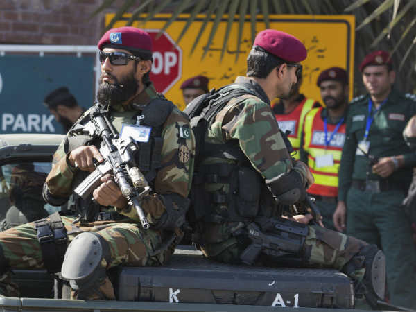 സൈന്യത്തിന്റെ മേല്‍നോട്ടം