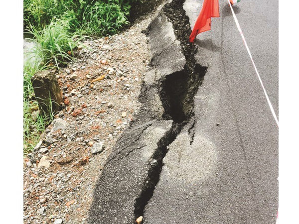 ഇതാ റോഡ്‌ പണി കഴിഞ്ഞു, ദാ റോഡ്‌ തകര്‍ന്നു 