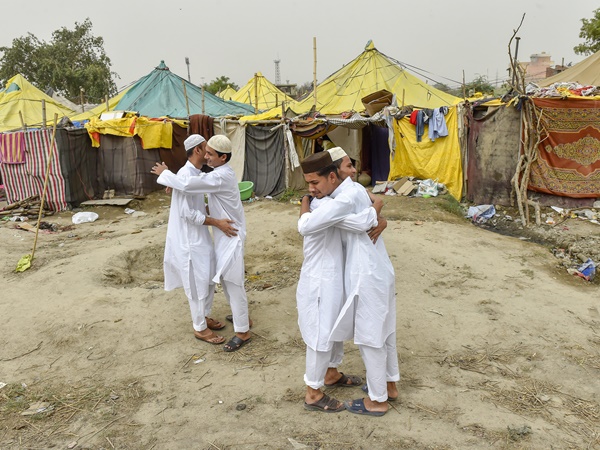 മുഖംമൂടിയഴിച്ച് യഥാര്‍ഥമുഖം കാട്ടുന്നു 