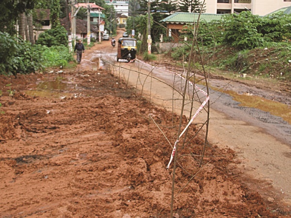 കുളമായ റോഡുകൾ 