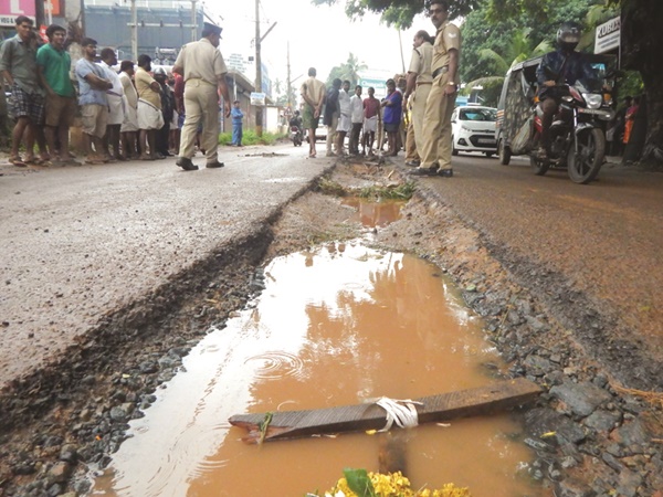 മഴ കനത്താല്‍ റോഡ്‌ തോടാകും 