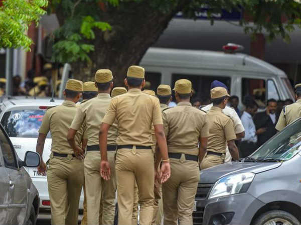 അഭിഭാഷകര്‍ ശരിക്കു പെരുമാറി