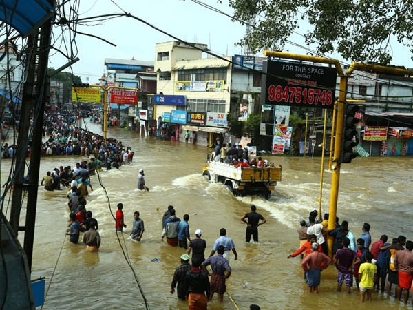പറവൂരില്‍ രക്ഷാപ്രവര്‍ത്തനം