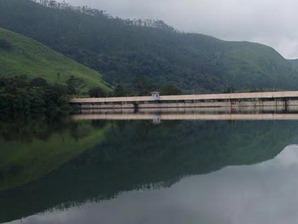 ഭിത്തികള്‍ തകര്‍ന്നുവീഴുന്നു