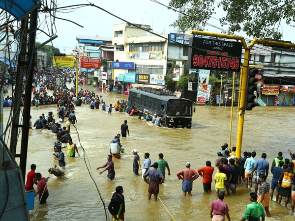 ലക്ഷങ്ങൾ ആരാധകർ 