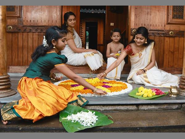 പൂവേ പൊലി പാട്ടുകൾ