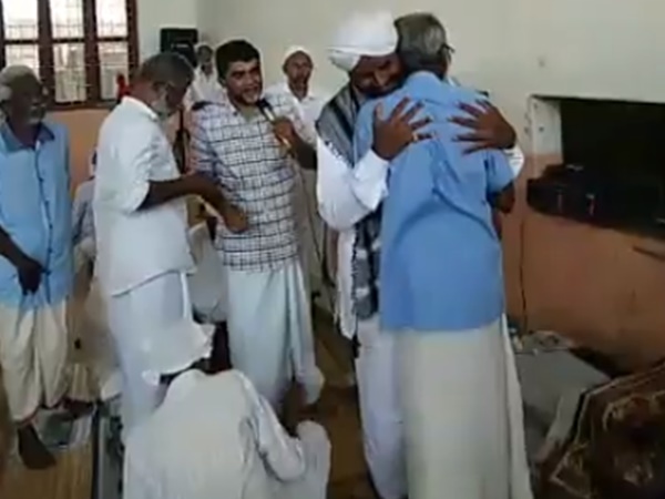 നിസ്ക്കാര പായ വിരിച്ച് ക്ഷേത്രം 