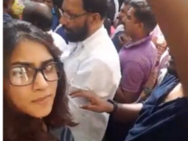 വസ്ത്രങ്ങളുമായി എത്തി....