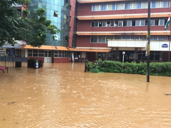 അരനൂറ്റാണ്ടിനിടയില്‍ 