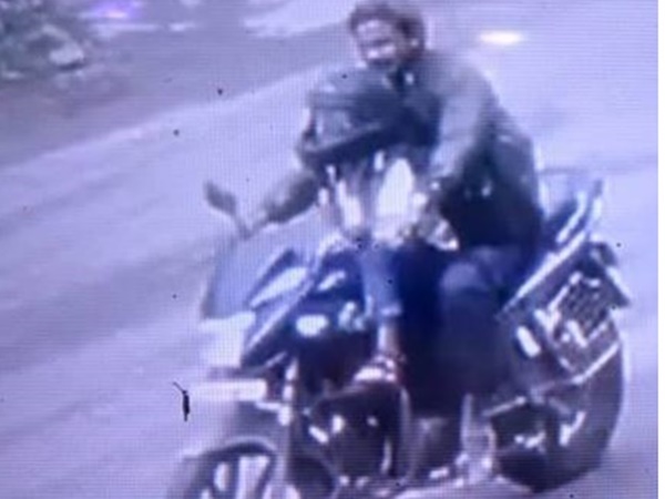 ഹെല്‍മെറ്റ് ധരിപ്പിച്ച്