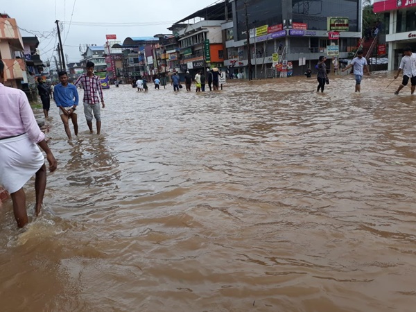 കുടുങ്ങിക്കിടക്കുന്നത് നിരവധി പേര്‍
