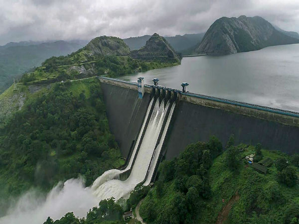 അണ തുറക്കുന്ന വിവാദങ്ങള്‍...