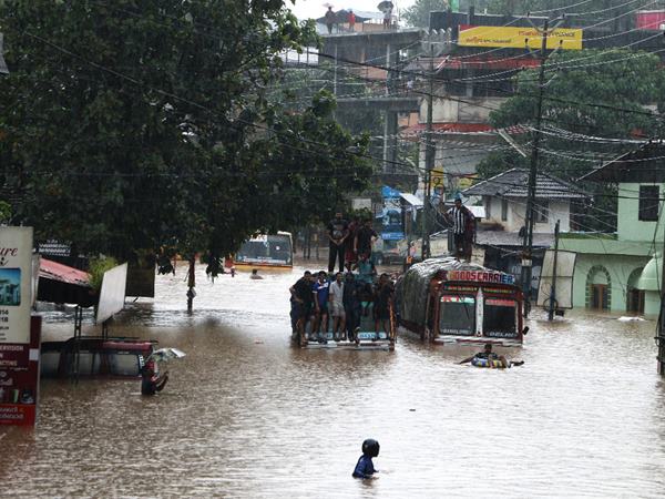 ക്യാമ്പുകളിലുള്ളവര്ക്ക് സഹായം ക്യാമ്പുകളിലുള്ളവര്ക്ക് സഹായം