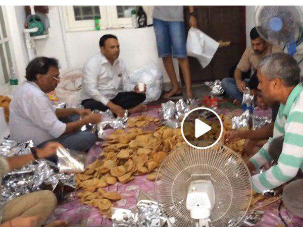 പൂരി ഉണ്ടാക്കുന്നു