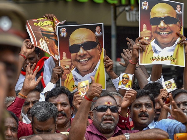 പോലീസ് ലാത്തി വീശി