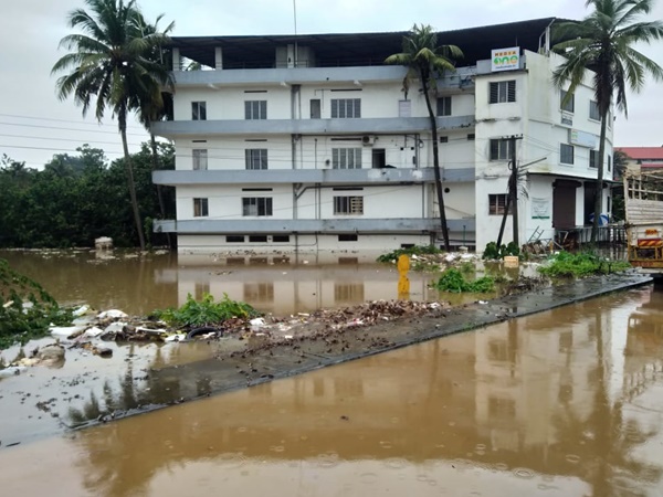 ബന്ധുവീട്ടിലേക്ക്