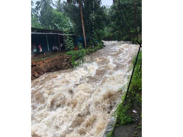 ഭാരതപ്പുഴ കരകവിഞ്ഞൊഴുകി ഭാരതപ്പുഴ കരകവിഞ്ഞൊഴുകി