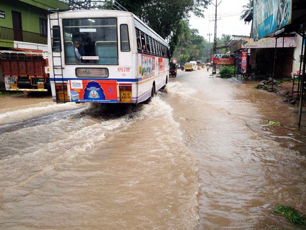  വ്യാപകനാശം, പുഴകളുംതോടുകളും കര കവിഞ്ഞു