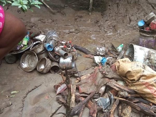 കൈനീട്ടി നിരവധി പേർ