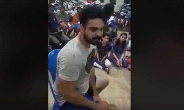 പിന്നാലെ പരിഹാസം