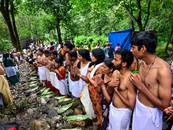 വ്രതശുദ്ധിയോടെ പിതൃതർപ്പണം
