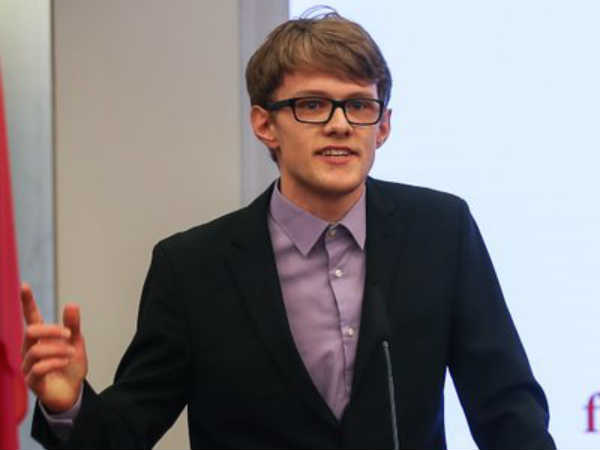 കമ്മ്യൂണിസ്റ്റ് രാഷ്ട്രീയത്തെ എതിര്‍ത്തു