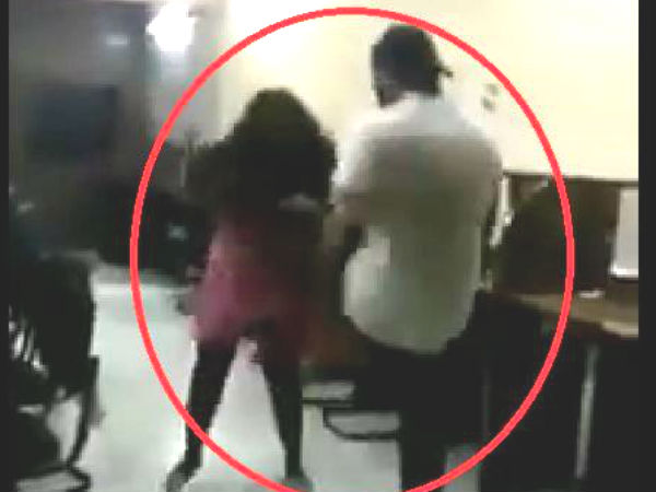 ദില്ലിയിലെ ഓഫീസില് ദില്ലിയിലെ ഓഫീസില്