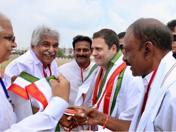 ഉമ്മന്‍ചാണ്ടി നിറ സാന്നിധ്യം