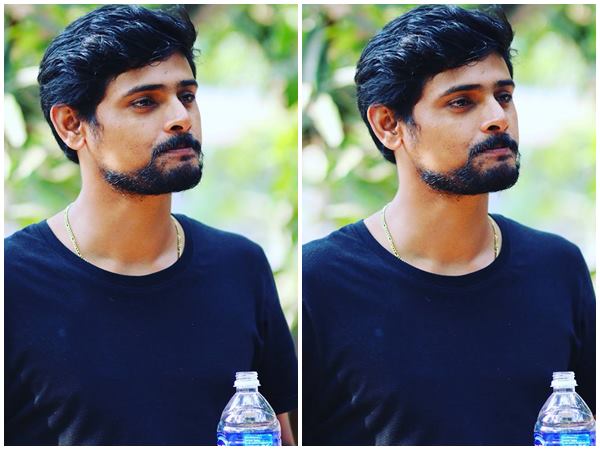 തുടയില്‍ കൈവെച്ചു