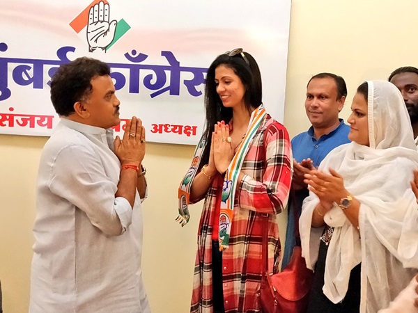 കോണ്‍ഗ്രസ് ആസ്ഥാനത്ത്