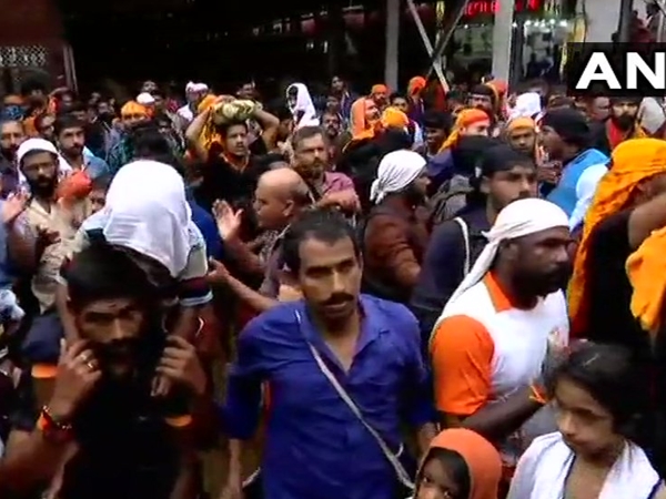 നേതാക്കള്‍ സന്നിധാനത്ത്