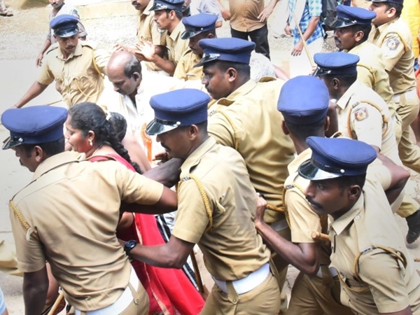 അഞ്ച് യുവതികള്‍ വന്നു