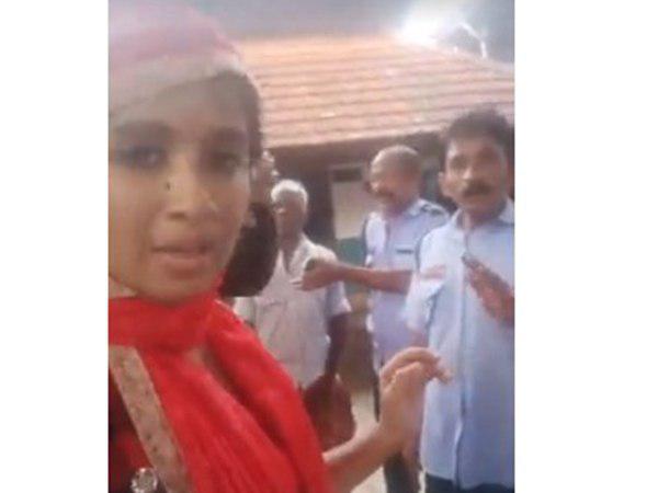  ഷാള്‍ ധരിച്ചു