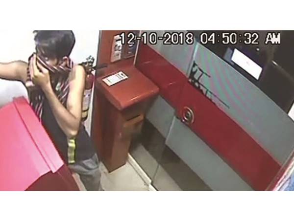  പുലര്‍ച്ചെ ആളില്ലാത്ത സമയം! 