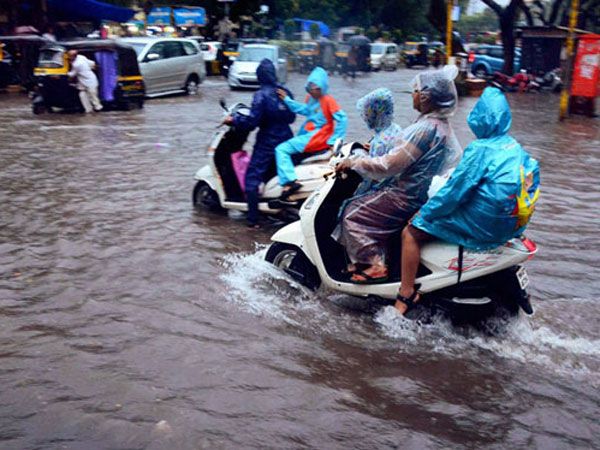 കനത്ത മഴയും കാറ്റും