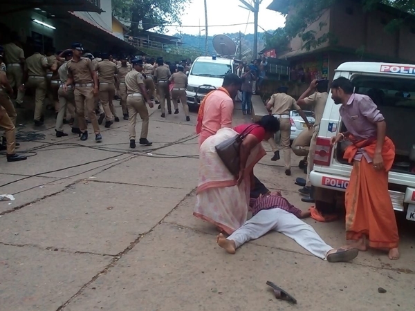 യുവമോർച്ചക്കാർ പമ്പയിൽ